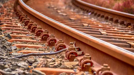 Muncitor care lucra la drumul expres Craiova-Pitești, lovit de tren. Bărbatul e în stare gravă