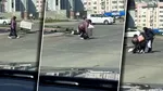 Imagini virale. O femeie a căzut pe trecerea de pietoni, în timp ce un bax de polistiren se apropia „amenințător” de ea