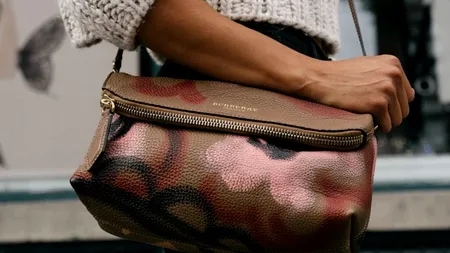 IMAGINI. Fotografia care a stârnit un val de furie pe internet. Creatorul de modă care vinde o geantă făcută din coloana vertebrală a unui copil