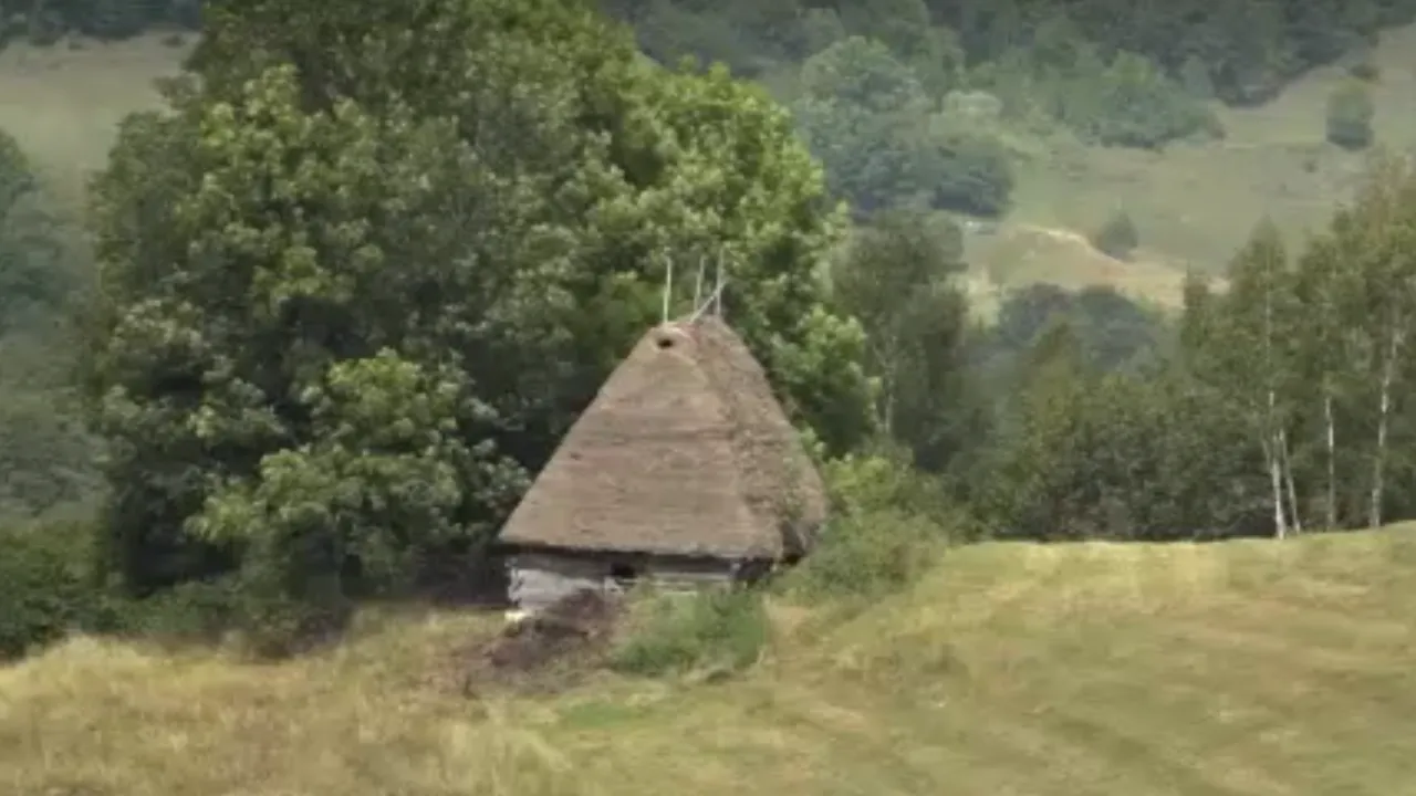 Sute de case cu acoperișuri din paie din județul Alba, salvate și promovate de străini