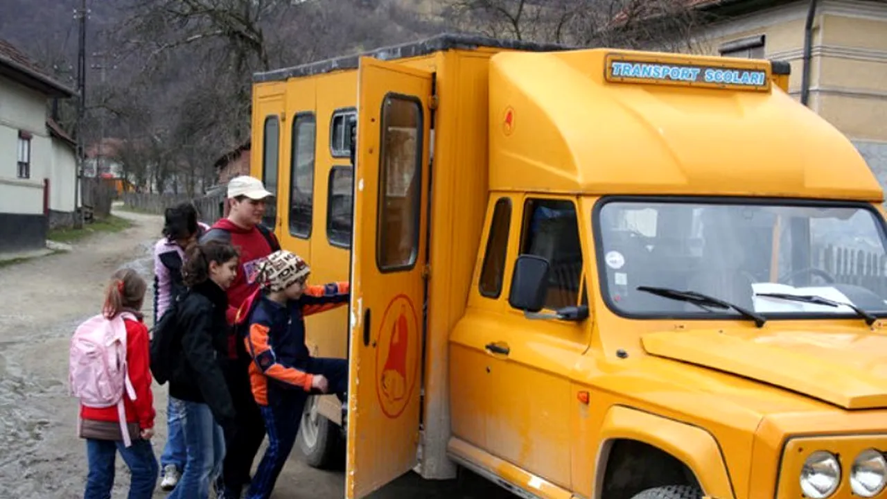 CNE: Unii elevi navetiști vor primi doar o treime din costul abonamentului