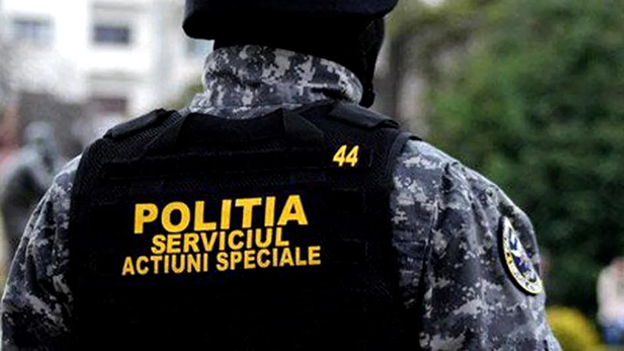 Copil sechestrat de mamă, într-un apartament inundat, scos din casă de luptătorii SAS   