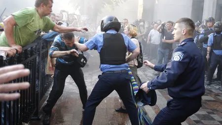 Violențe de stradă în Ucraina, după adoptarea proiectului privind autonomia regiunilor. Cel puțin 90 de răniți în confruntările din fața Parlamentului