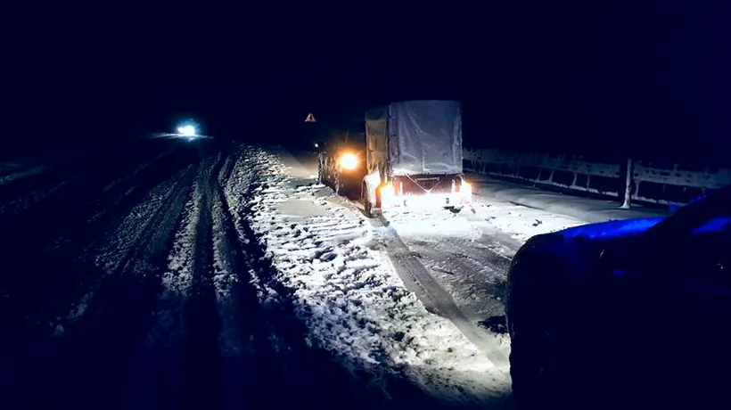 Iarna și-a intrat în drepturi în Pasul Tihuța. Furtuna de zăpadă a oprit TIR-urile și autoturismele