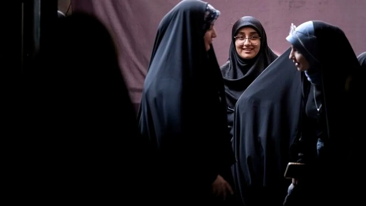 Au izbucnit proteste în Azerbaidjan după ce guvernul a interzis purtarea hijabului în școli. Învățătoare: „Este alegerea mea personală să port hijab”