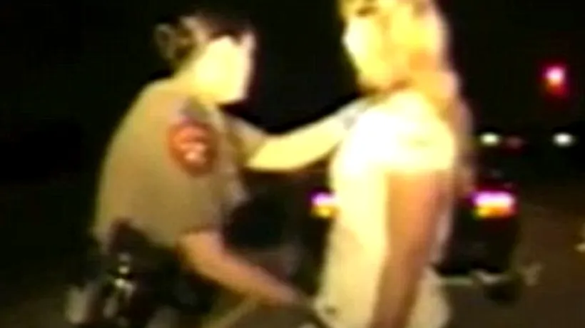 VIDEO. O polițistă din SUA a fost suspendată după ce a făcut un gest șocant