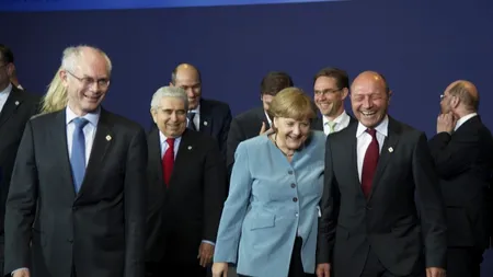 Cocoșii se bat la București, România pierde. Indiferent cine prinde poza de grup la Bruxelles, Băsescu sau Ponta vor face doar figurație