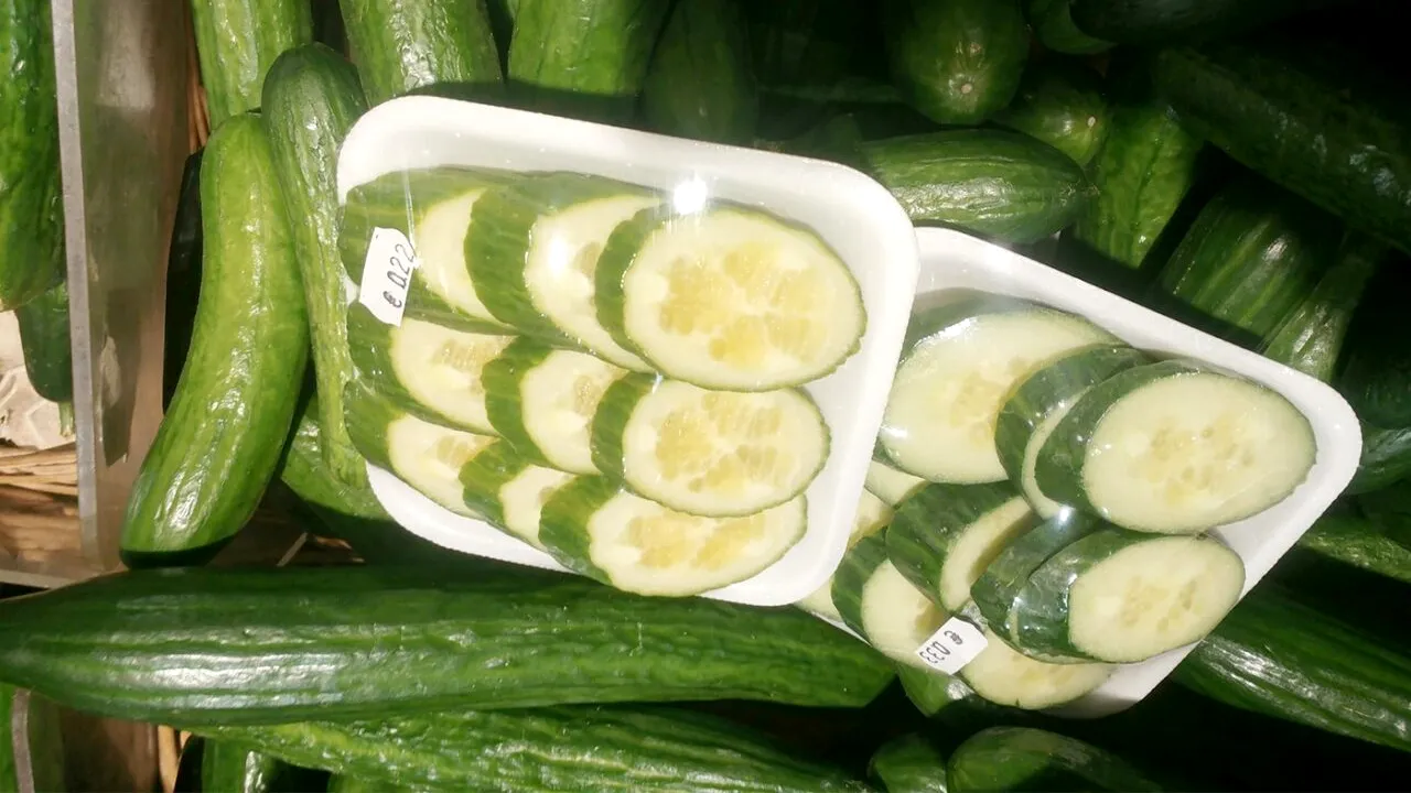 Caserolă cu doar 9 FELII de castravete, pe raftul unui supermarket! Cu ce preț se vinde