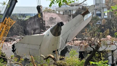 The Wall Street Journal: Ancheta în cazul avionului de pasageri prăbușit în INDIA pune accent pe acțiunile piloților /Motoarele ar fi fost oprite