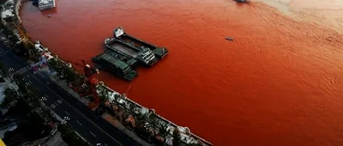 GALERIE FOTO. Fenomen inexplicabil în China. Apele unui fluviu s-au colorat în roșu