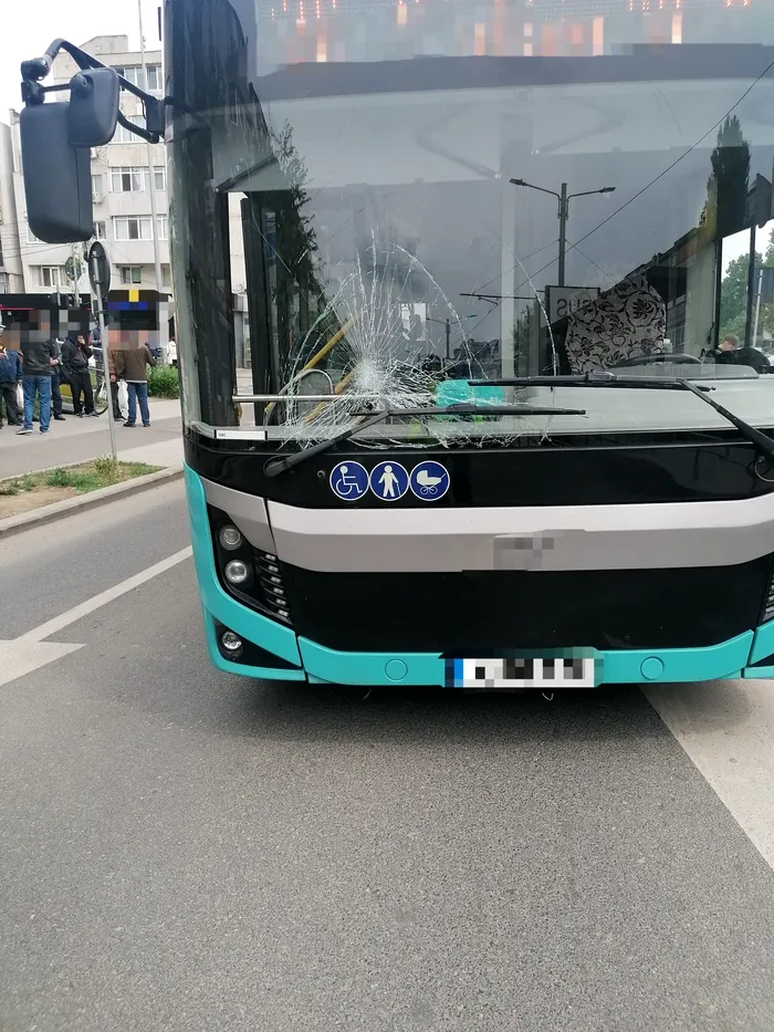 Trei femei au fost lovite pe o trecere de pietoni din Galați de un autobuz cu călători / Poliția a deschis un dosar penal