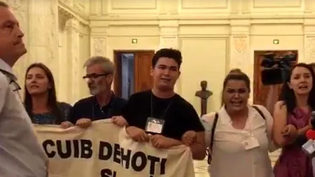 Protest în Parlament, în fața sălii plenului în timpul discursului premierului Dăncilă