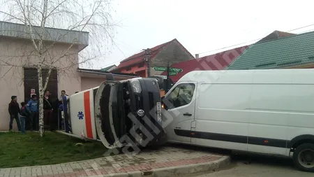 O ambulanță, răsturnată de o autoutilitară condusă de o femeie: trei persoane au ajuns la spital