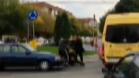 După o șicanare în trafic, patru bărbați au coborât din mașini și s-au luat la bătaie într-un sens giratoriu din Craiova