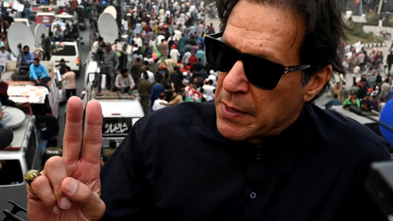 Imran Khan, victima unei tentative de asasinat. Fostul premier al Pakistanului ar fi fost împușcat în timpul unui marș