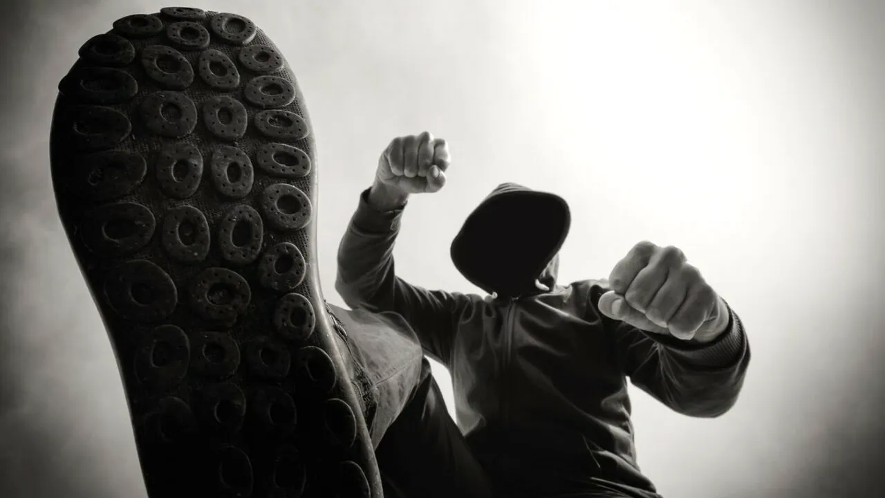 Un ieșean a fost arestat după ce a amenințat cu moartea doi POLIȚIȘTI: „Mă duc la puşcărie 20 de ani pentru tine! Eu îţi dau în cap frate!”