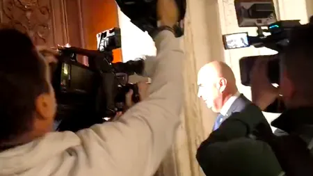 Premierul Ilie Bolojan fuge, în continuare, de presă. A intrat în Parlament pe ruta ascunsă