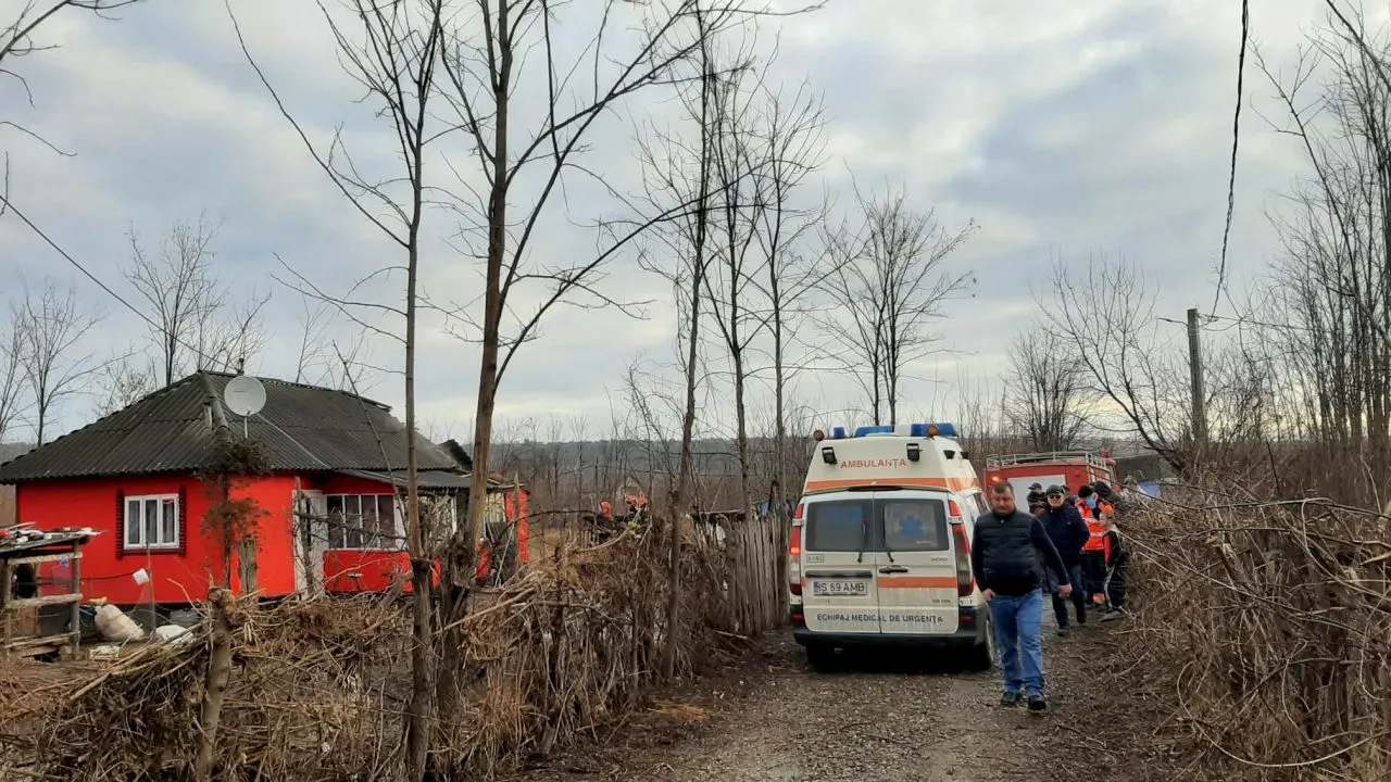 Cele două fetițe, de 3 și 4 ani, scoase din incendiu de un vecin, sunt în stare critică. Medici: „Prognosticul lor este foarte sever”