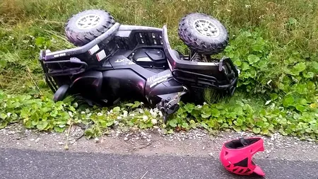 Un tânăr și iubita lui s-au răsturnat cu ATV-ul pe drumul spre cabana Gura Diham. Femeia a fost prinsă sub vehicul (FOTO)
