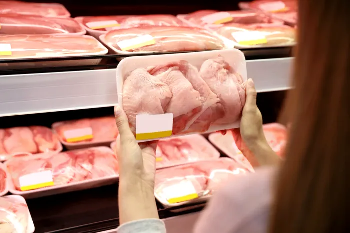 Alertă sanitară în UE, în urma tratatului comercial cu Mercosur. Circa 80% din primul lot de pui brazilian este contaminat cu Salmonella