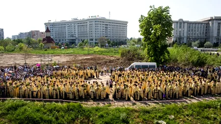 Mii de credincioși, la pelerinajul de Florii, ce a pornit de la temelia Catedralei Mântuirii. GALERIE FOTO
