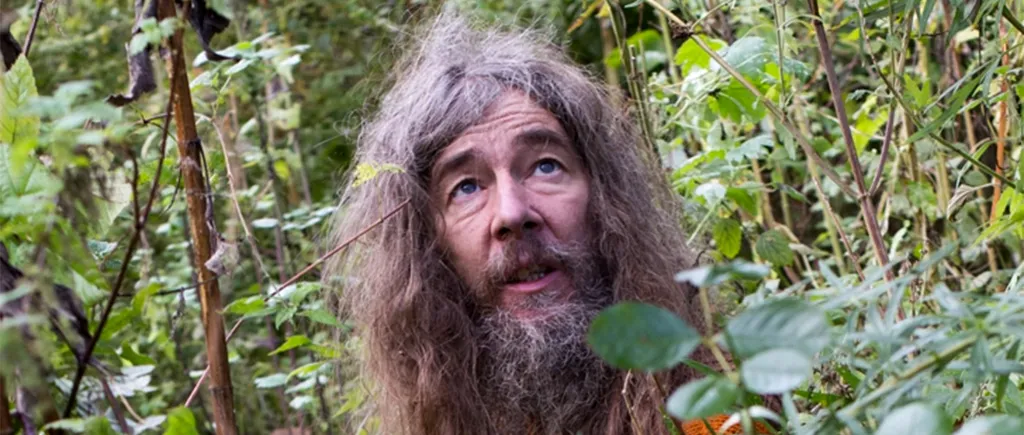 Acest bărbat trăiește de 43 de ani în pădure, fără curent electric, gaze sau apă. IREAL ce mănâncă și din ce face bani