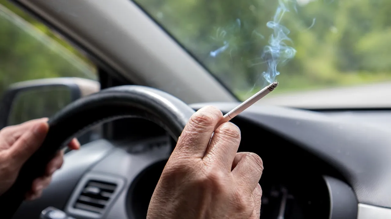 Un gălățean a fost surprins de polițiști în timp ce fuma în mașina de serviciu. Ce amendă usturătoare a primit șoferul