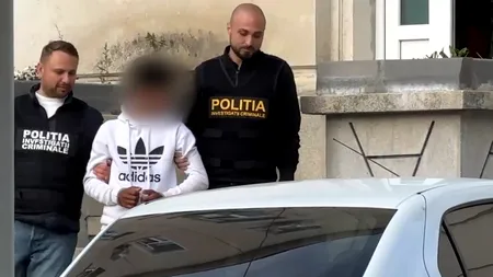 Primele imagini cu presupusul CRIMINAL al Raisei. Poliția l-a scos în cătușe după audieri