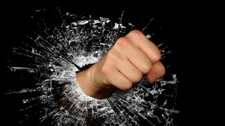 Medicii de la Spitalul Județean Baia Mare, agresați de rudele unei femei suspecte de COVID, care a refuzat internarea