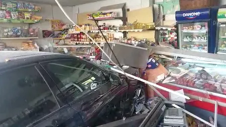 VIDEO| Un șofer cu BMW a intrat cu mașina într-un magazin din centrul Craiovei