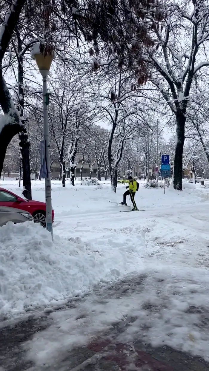 Un bărbat a fost surprins pe schiuri, pe străzile Capitalei