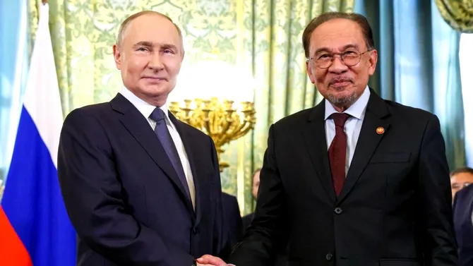 Premierul Malaysiei discută cu Putin despre doborârea avionului MH17/ Rusia dorește o COOPERARE strângă între cele două state