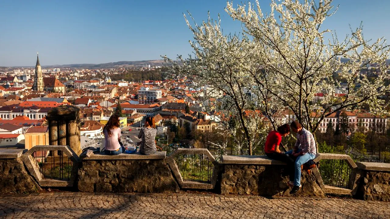 După căderea comunismului era UN CIMITIR INDUSTRIAL. The Economist: ORAȘUL cu care România se poate LĂUDA