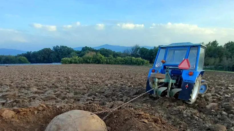 Un fermier ara cu tractorul când plugul a lovit o „piatră”. E fascinant ce era, de fapt, obiectul respectiv