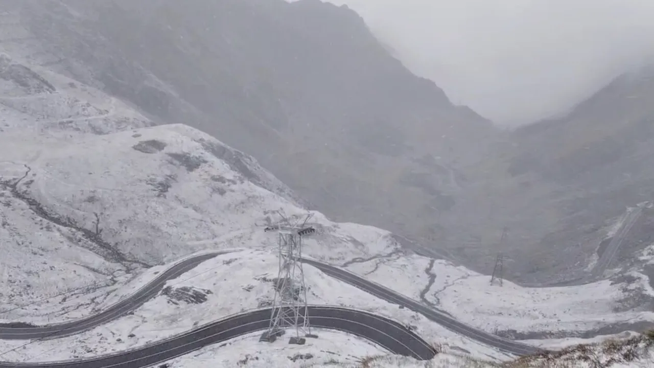 IARNĂ în toată regula pe Transfăgărășan la final de septembrie. Temperaturile au scăzut sub pragul înghețului. S-a depus strat de zăpadă