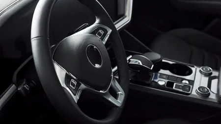 Se mai pot înmatricula în România mașinile cu volan pe dreapta? Cum poți trece fără probleme de RAR