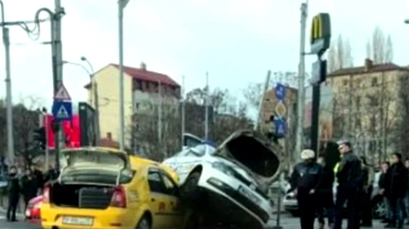 Accident grav între o mașină de poliție și un taxi în București