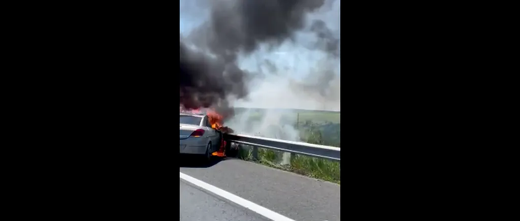 O mașină care a luat foc pe A1, în județul Timiș, a rămas fără frâne. Cei doi tineri din interior, un băiat și o fată, au sărit din mers (VIDEO)