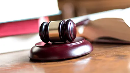 Verdict final în cazul tinerilor care au torturat o femeie și au abandonat-o dezbrăcată în stradă. Ce au hotărât judecătorii