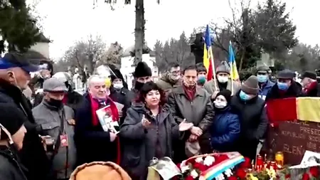 Imagini unice de la mormântul soților Ceaușescu, unde comuniștii înflăcărați s-au strâns ciorchine, unii fără măști, și l-au plâns pe „Întâiul cârmaci” de ziua lui!