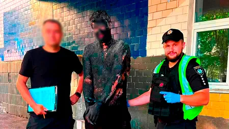 Jaf ca în desenele animate în Ucraina: Un tânăr de 26 de ani s-a uns cu smoală pentru a deveni „invizibil” în întuneric şi a sparge un magazin. Cât le-a luat polițiștilor să-l curețe