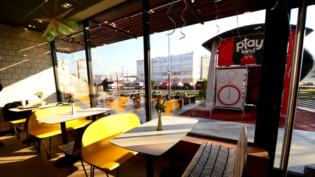 Situație BIZARĂ în România: Un bărbat a ajuns dator-vândut, după ce umbrela unui mare lanț de fast-food-uri i-a căzut în cap / Cum a fost posibil