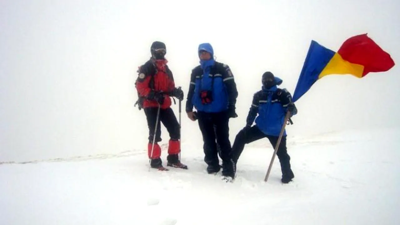 Drapelul național, arborat de jandarmi montani pe Vârful Parângul Mare, de Ziua Națională