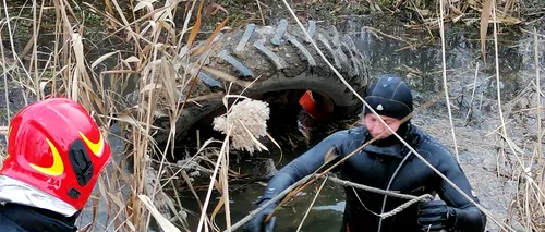 Un bărbat din Tulcea a murit, după ce s-a răsturnat cu tractorul într-un canal cu apă adânc de 2 metri (VIDEO)