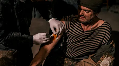 Soldații răniți ai Regimentului Azov, baricadați în oțelăria Azovstal, sunt operați fără anestezie. Lipsa de medicamente și alimente provoacă decese zilnice în rândul lor