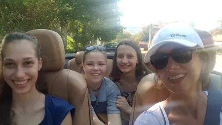 Carmen Iohannis, într-o decapotabilă alături de elevele ei. VIDEO