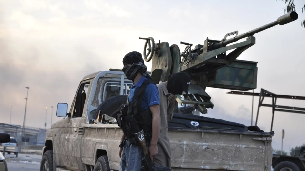 Statul Islamic a executat prin împușcare 13 microbiști. Ce „ilegalitate