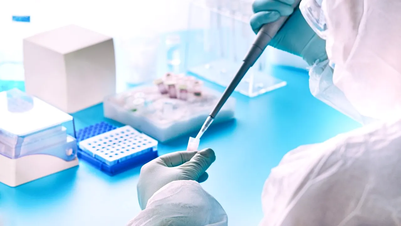 Unii pacienți COVID-19 dezvoltă anticorpi care le atacă sistemul imunitar. Ce efecte produce acest lucru