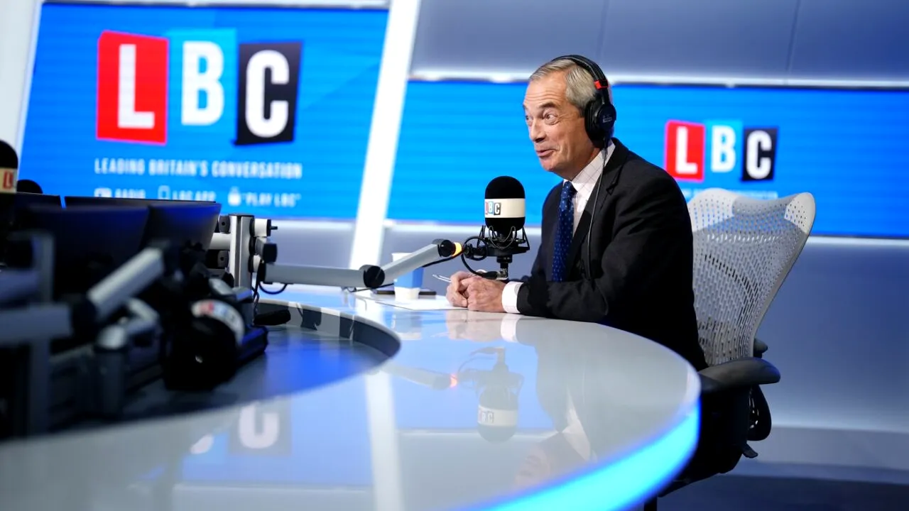 Nigel Farage, ținta criticilor după ce i-a acuzat pe românii din Marea Britanie că ar mânca LEBEDELE din parcuri