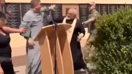 VIDEO. Un preot al Bisericii Ortodoxe Ruse a atacat cu crucea un preot al Bisericii Ortodoxe Ucrainene, care l-a acuzat pe Putin